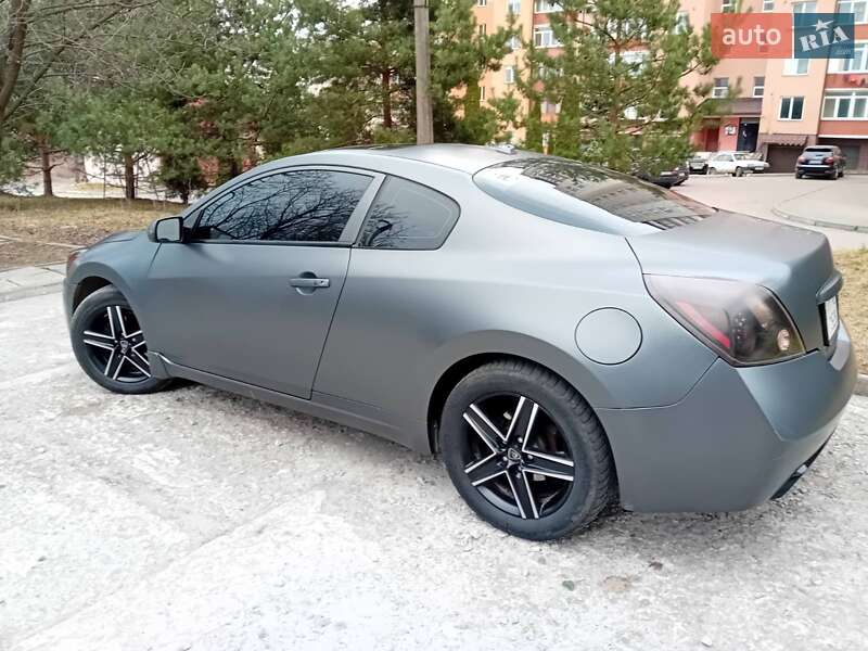 Купе Nissan Altima 2012 в Бурштині
