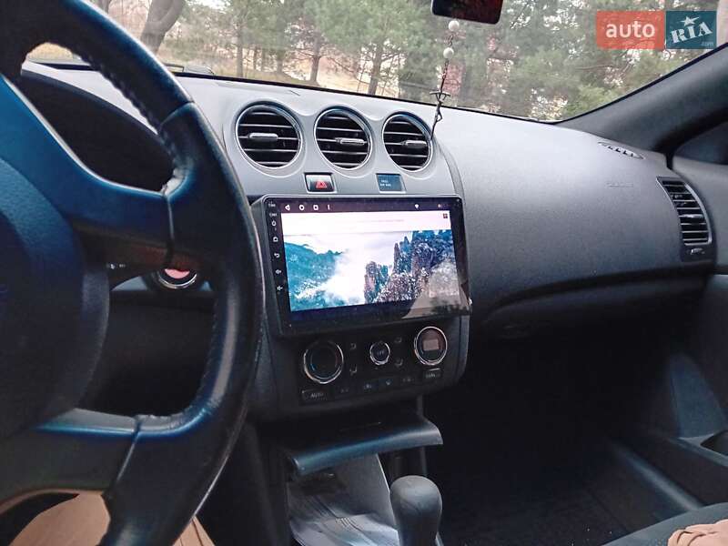 Купе Nissan Altima 2012 в Бурштині