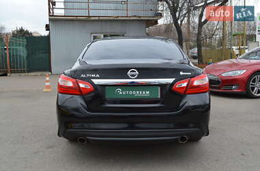 Седан Nissan Altima 2015 в 
