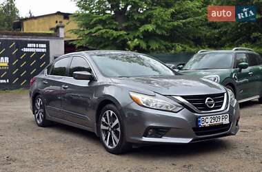 Седан Nissan Altima 2016 в Львове