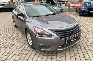 Седан Nissan Altima 2015 в Львові