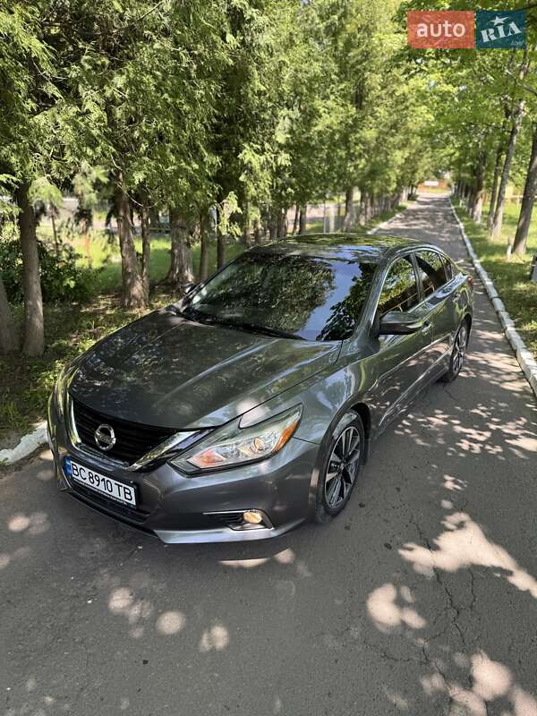 Седан Nissan Altima 2016 в Дрогобичі