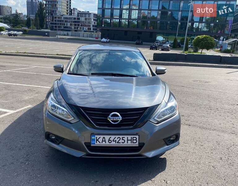 Седан Nissan Altima 2018 в Киеве
