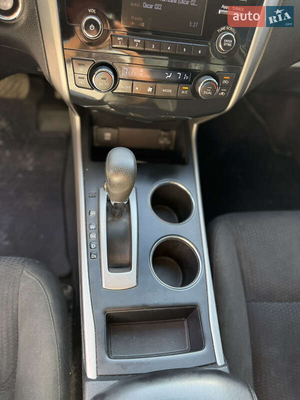 Седан Nissan Altima 2015 в Киеве