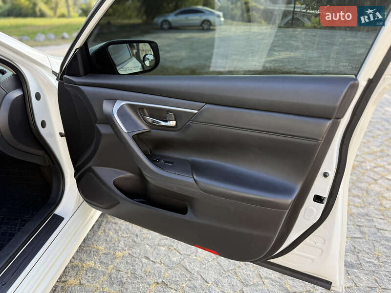 Седан Nissan Altima 2015 в Киеве