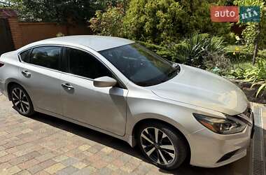 Седан Nissan Altima 2017 в Львові