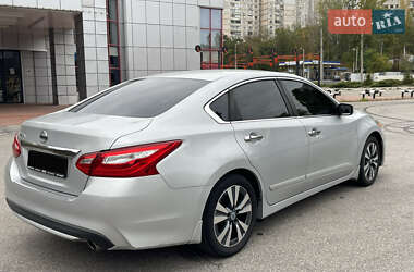 Седан Nissan Altima 2016 в 