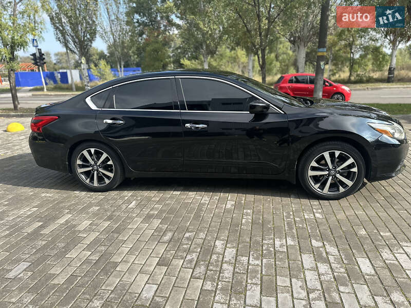 Седан Nissan Altima 2016 в Каменском