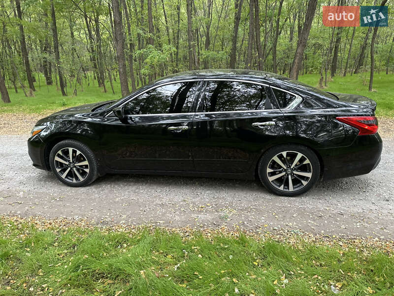 Седан Nissan Altima 2016 в Каменском