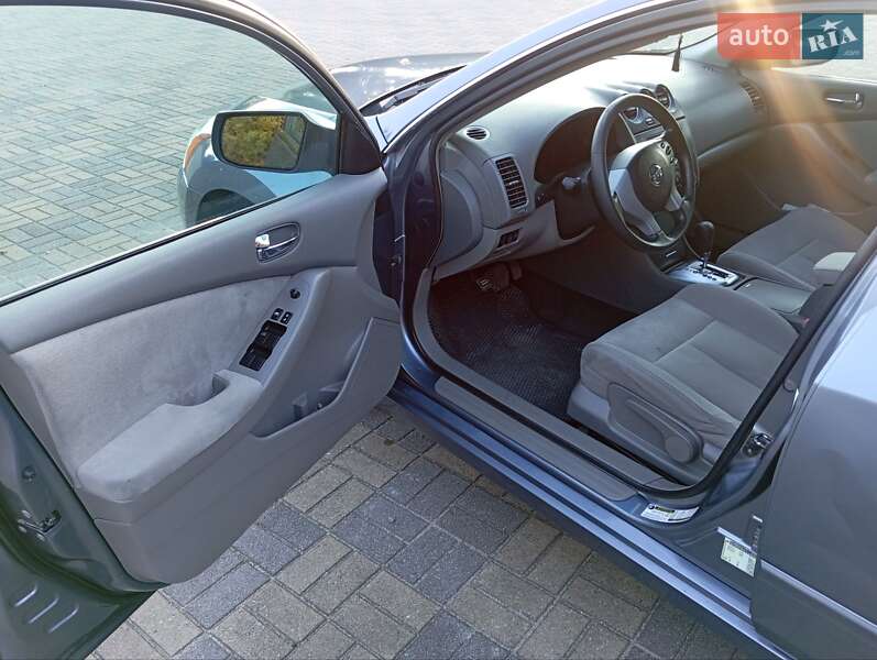 Седан Nissan Altima 2010 в Судовой Вишне