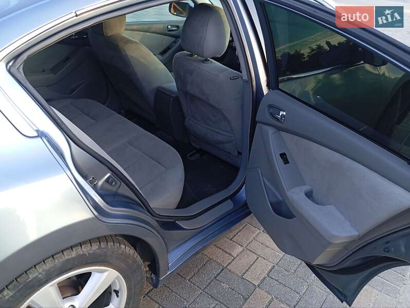 Седан Nissan Altima 2010 в Судовой Вишне