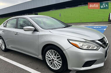 Седан Nissan Altima 2016 в Киеве
