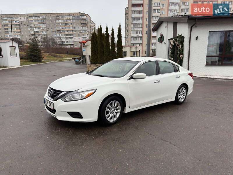 Седан Nissan Altima 2017 в Ровно