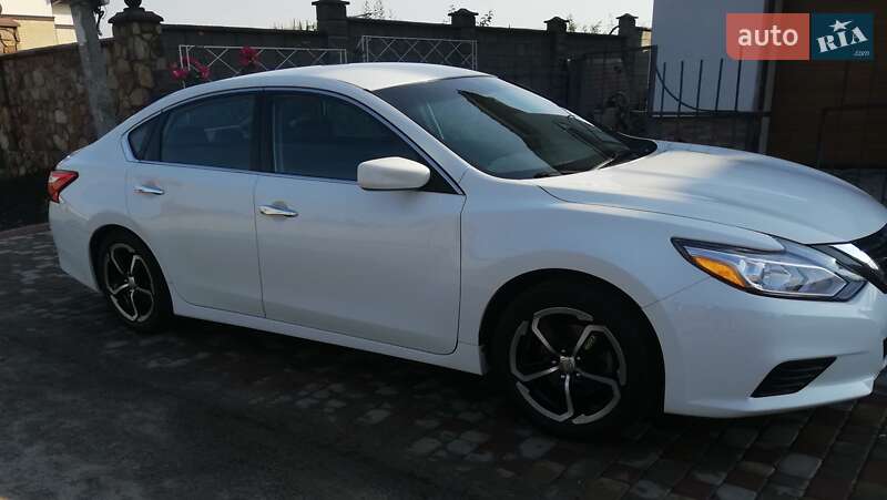 Седан Nissan Altima 2017 в Ровно