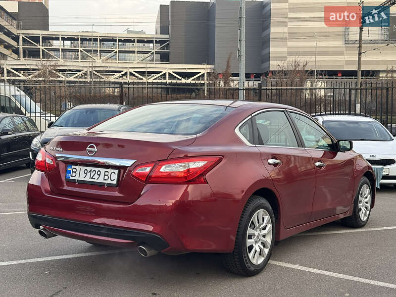 Седан Nissan Altima 2015 в Киеве