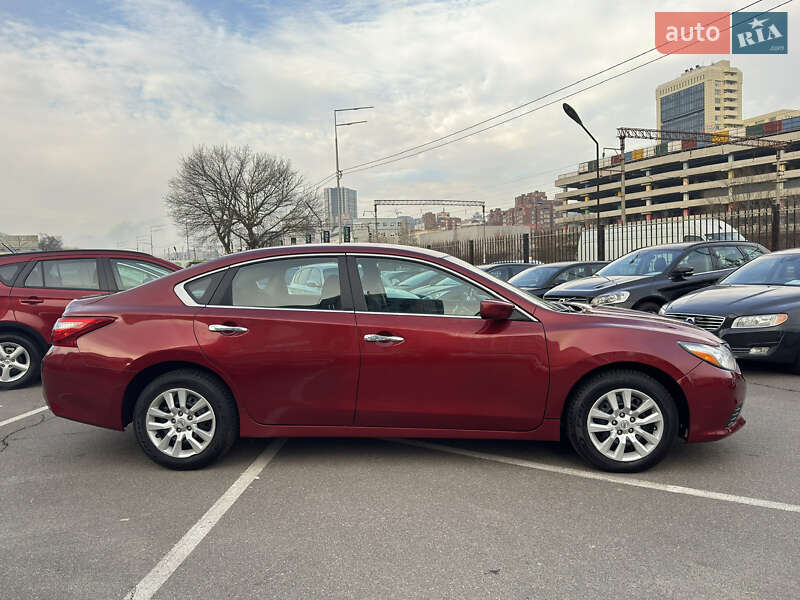 Седан Nissan Altima 2015 в Киеве