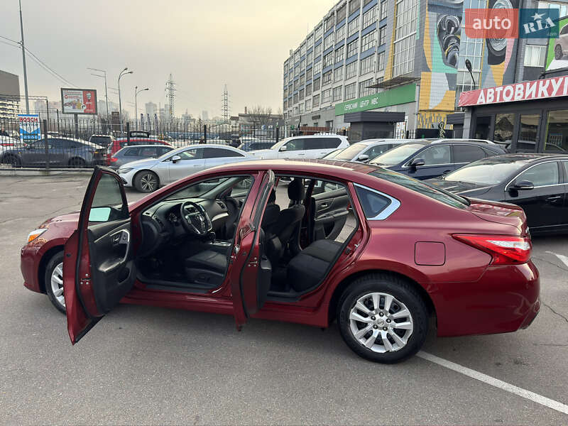 Седан Nissan Altima 2015 в Киеве