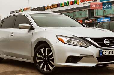 Седан Nissan Altima 2016 в Киеве
