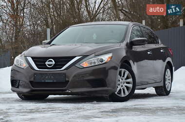Седан Nissan Altima 2016 в Дрогобичі