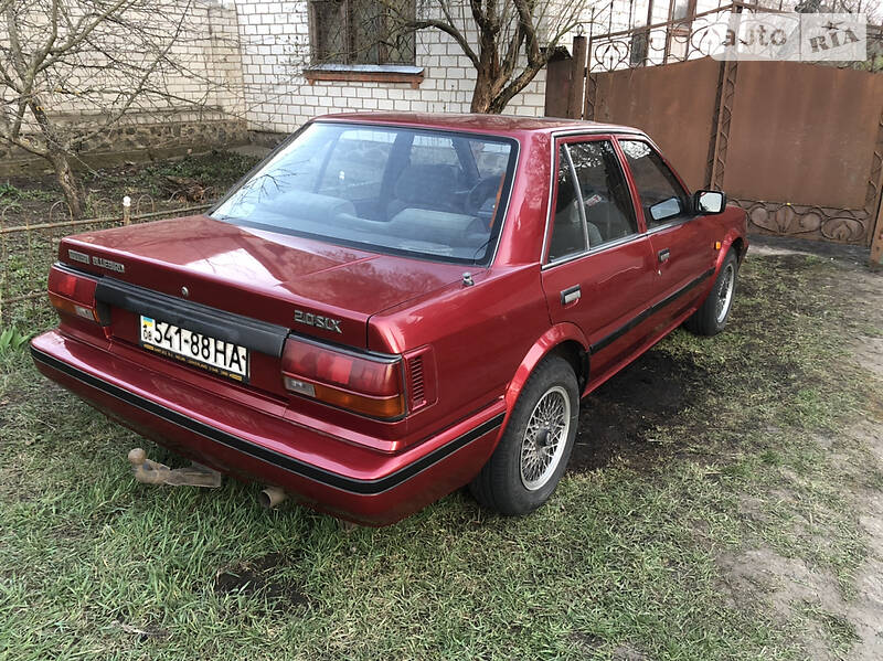 Седан Nissan Bluebird 1988 в Золочеві