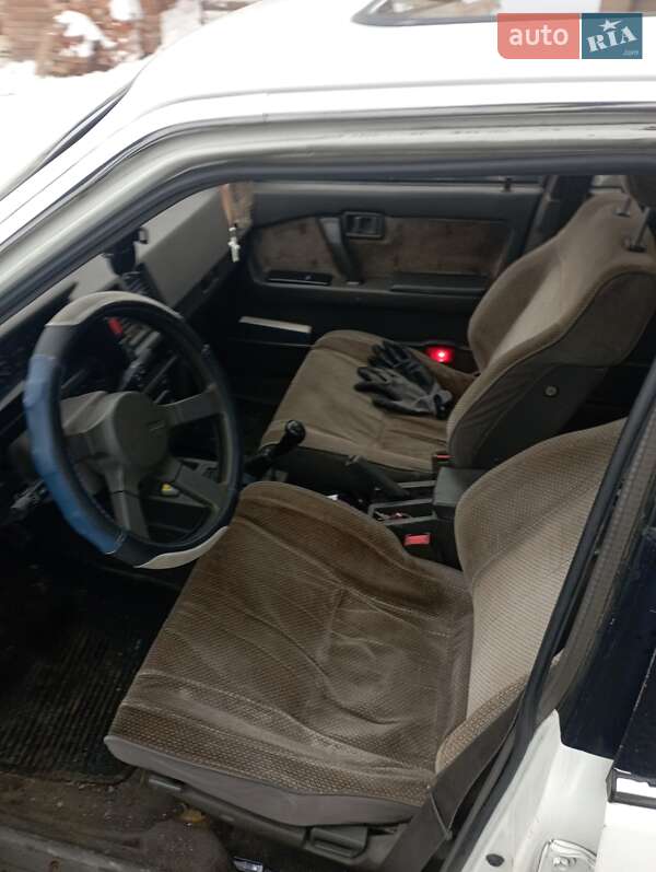 Седан Nissan Bluebird 1988 в Ужгороде