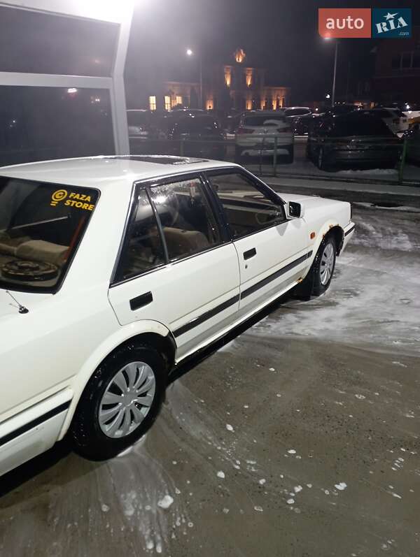 Седан Nissan Bluebird 1988 в Ужгороде