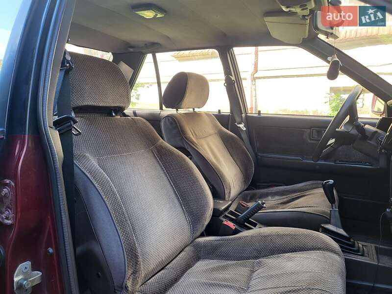 Седан Nissan Bluebird 1990 в Львові