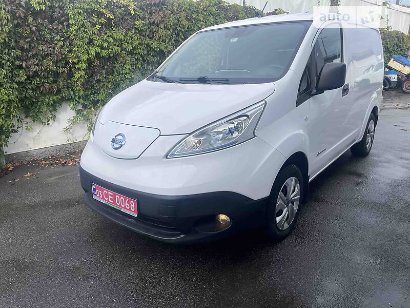 Грузовой фургон Nissan e-NV200 2014 в 