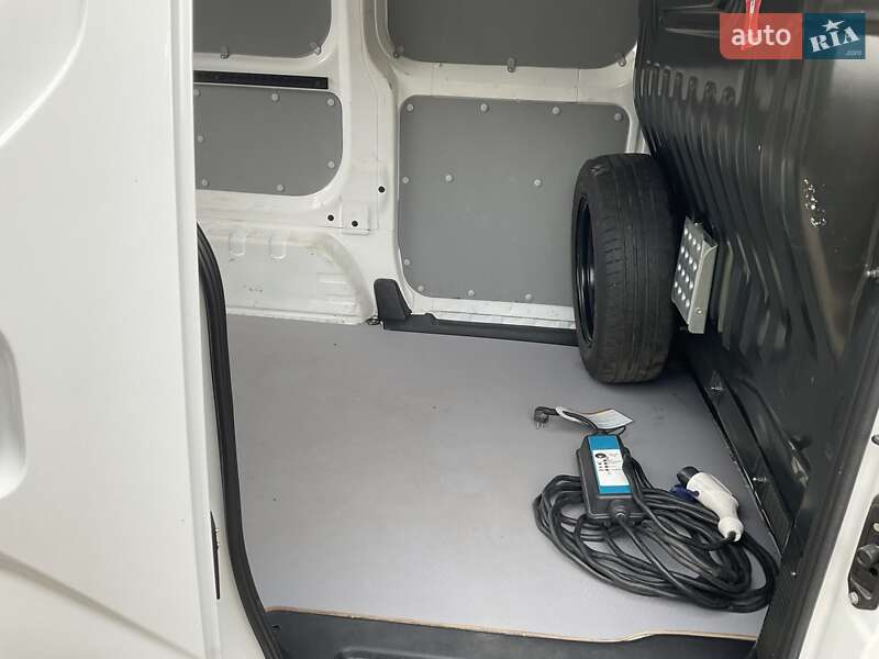 Грузовой фургон Nissan e-NV200 2022 в Ровно