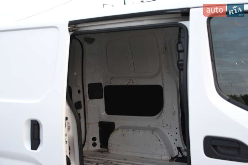 Вантажний фургон Nissan e-NV200 2015 в Луцьку