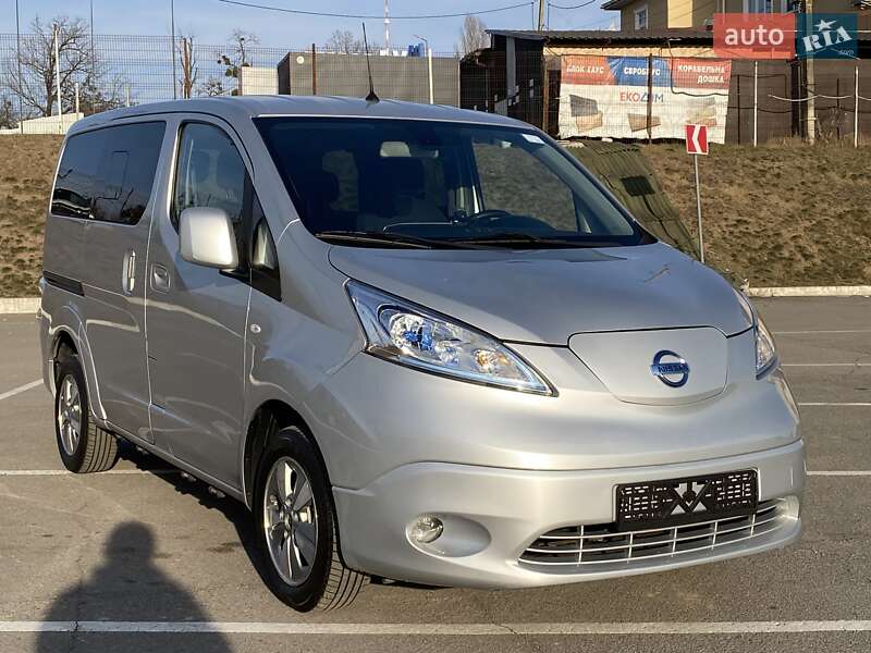 Минивэн Nissan e-NV200 2018 в 
