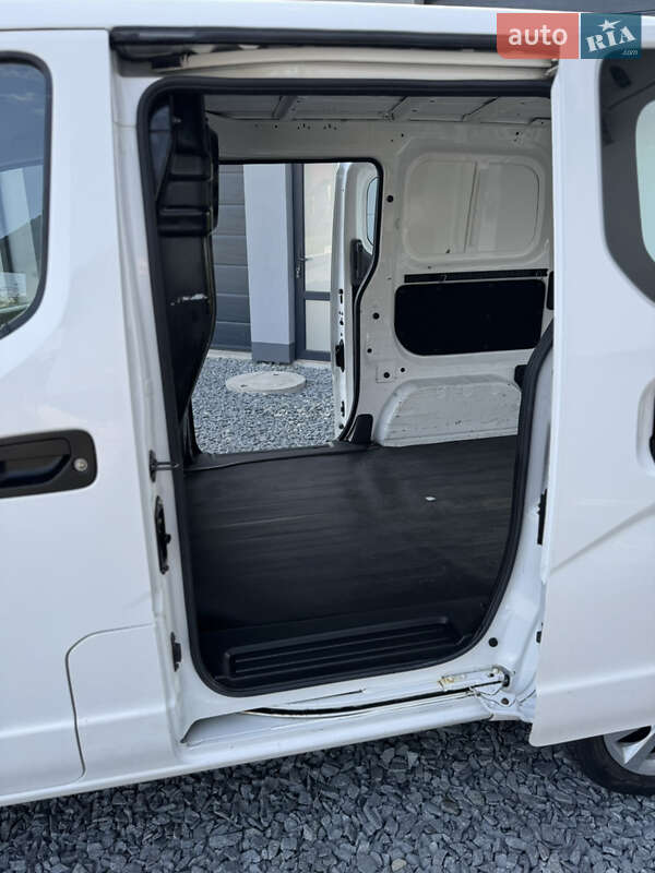Вантажний фургон Nissan e-NV200 2019 в Рівному
