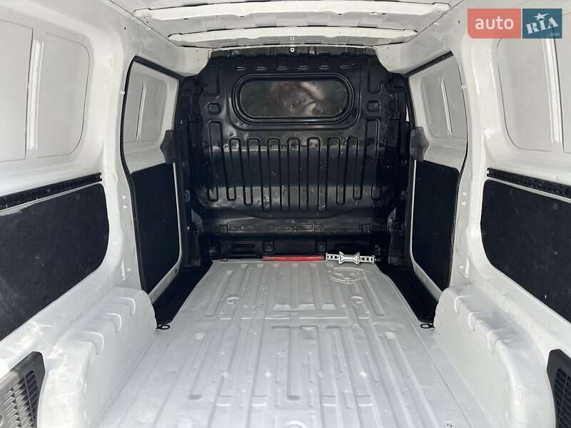 Грузовой фургон Nissan e-NV200 2018 в Луцке