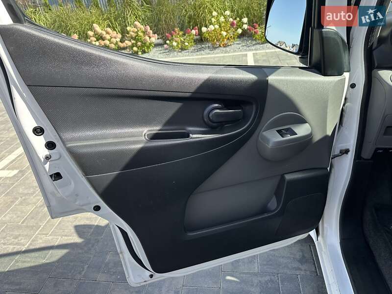 Грузовой фургон Nissan e-NV200 2018 в Луцке