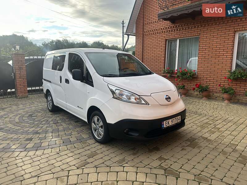Грузовой фургон Nissan e-NV200 2018 в Хмельницком