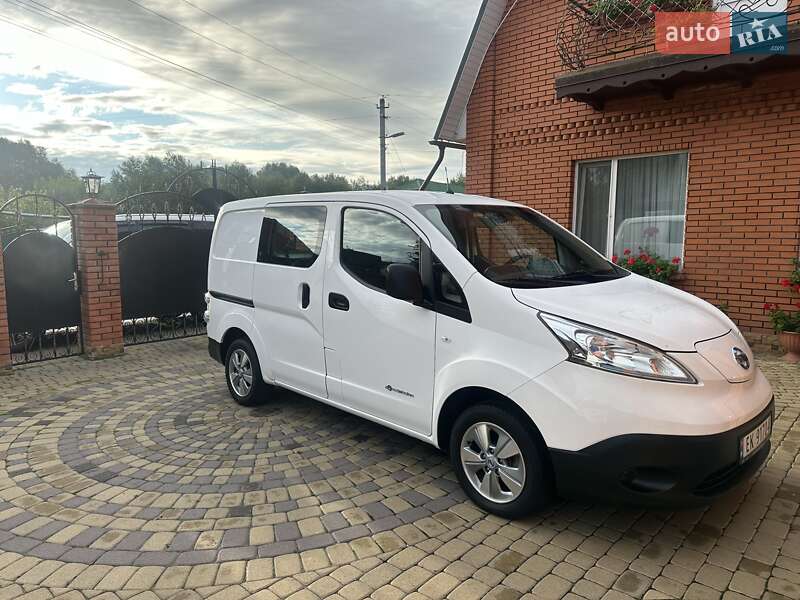 Грузовой фургон Nissan e-NV200 2018 в Хмельницком