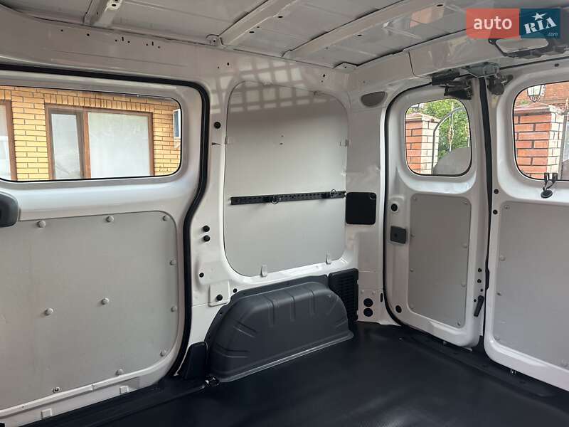 Грузовой фургон Nissan e-NV200 2018 в Хмельницком