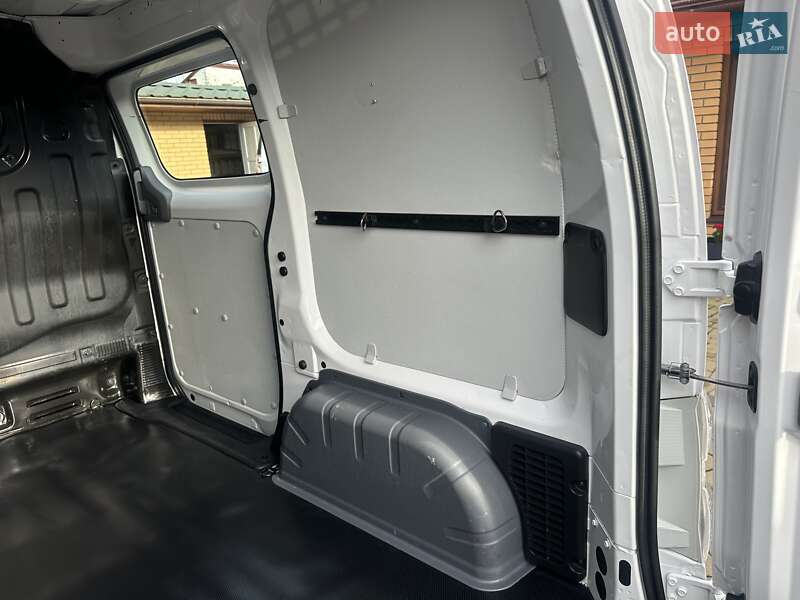 Грузовой фургон Nissan e-NV200 2018 в Хмельницком