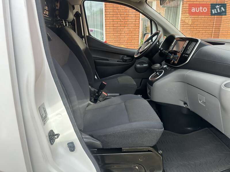 Грузовой фургон Nissan e-NV200 2018 в Хмельницком