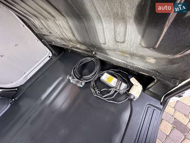 Грузовой фургон Nissan e-NV200 2018 в Хмельницком