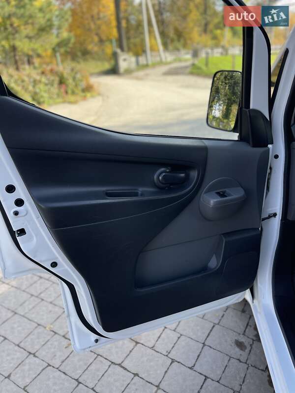 Грузовой фургон Nissan e-NV200 2019 в Хмельницком