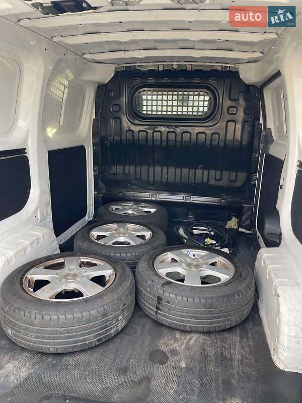 Грузовой фургон Nissan e-NV200 2015 в Киеве