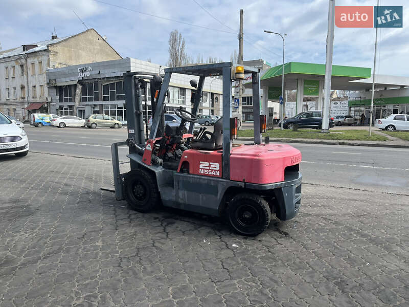 Вилочный погрузчик Nissan FG 2000 в 