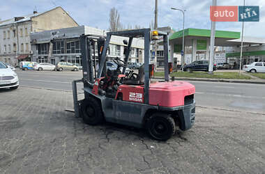 Вилочный погрузчик Nissan FG 2000 в 