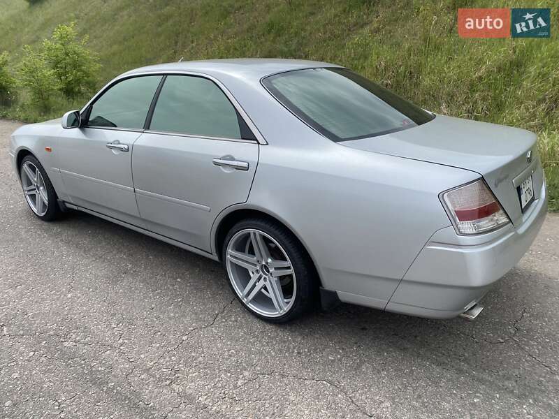 Седан Nissan Gloria 2000 в Авангарде