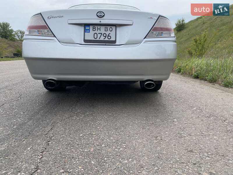 Седан Nissan Gloria 2000 в Авангарде