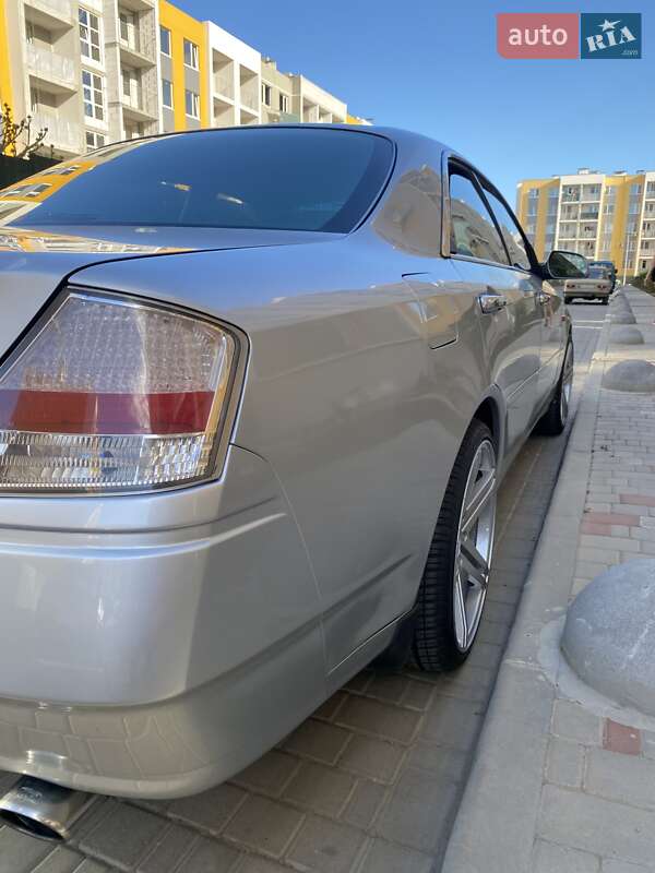 Седан Nissan Gloria 2000 в Авангарде