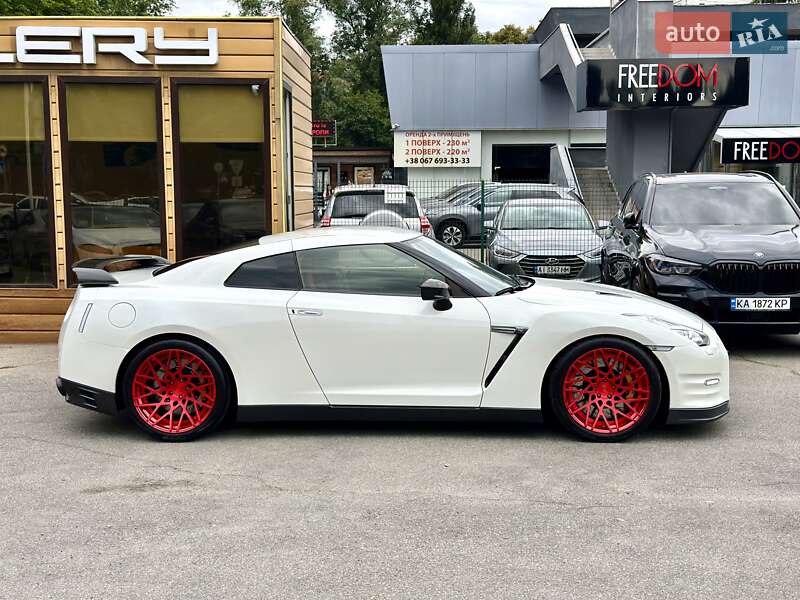 Купе Nissan GT-R 2013 в Києві