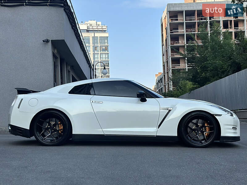 Купе Nissan GT-R 2013 в Києві