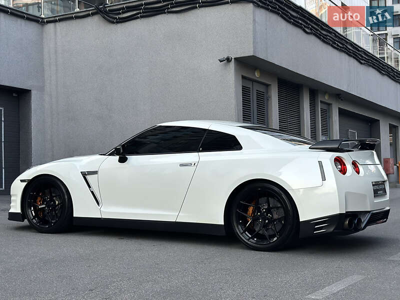 Купе Nissan GT-R 2013 в Києві